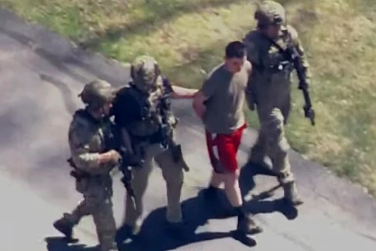 صورة متداولة لعملية اعتقال مسرب الوثائق