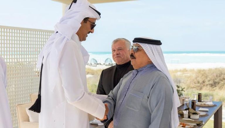 مصافحة بين ملك البحرين وأمير قطر 