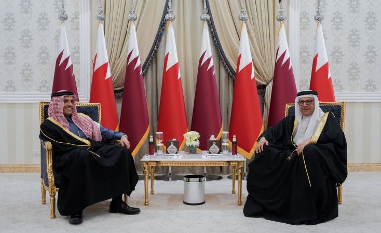 مصافحة بين ملك البحرين وأمير قطر خلال اللقاء التشاوري بأبوظبي