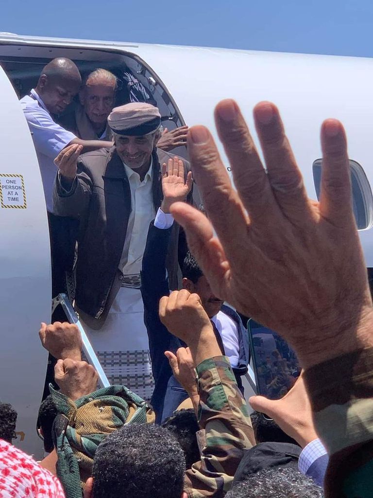 استقبال حاشد للأسرى المحررين في مطار عدن