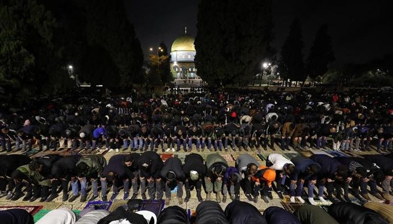 مصلون فلسطينيون بالمسجد الأقصى الليلة