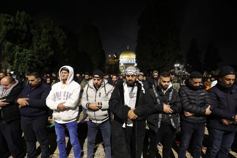 مصلون فلسطينيون بالمسجد الأقصى الليلة