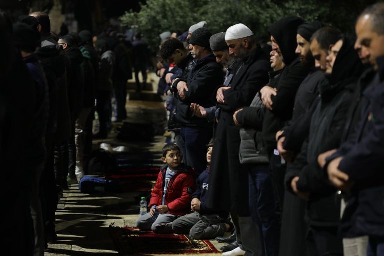 مصلون فلسطينيون بالمسجد الأقصى الليلة