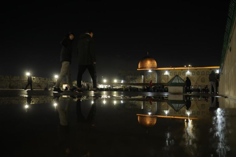 مصلون فلسطينيون بالمسجد الأقصى الليلة