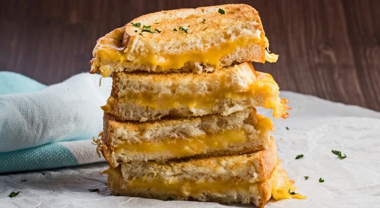 بيض باللحم والجبن المشوي