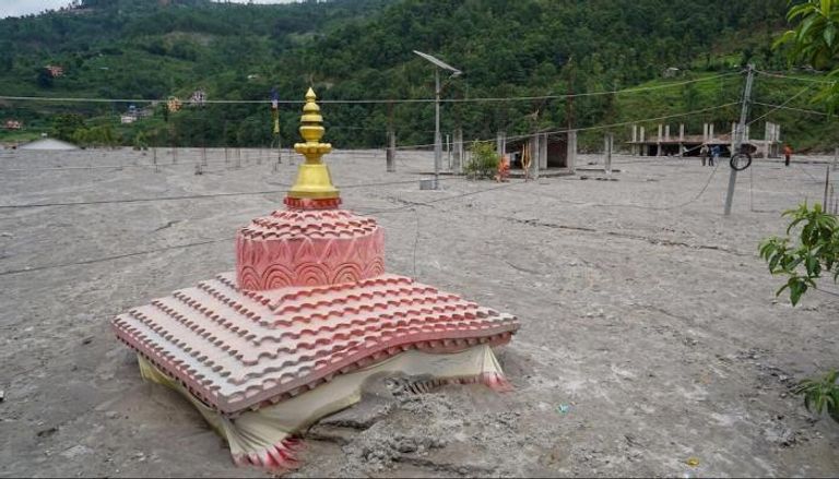 بقايا معبد غمرته المياه في نيبال 2021