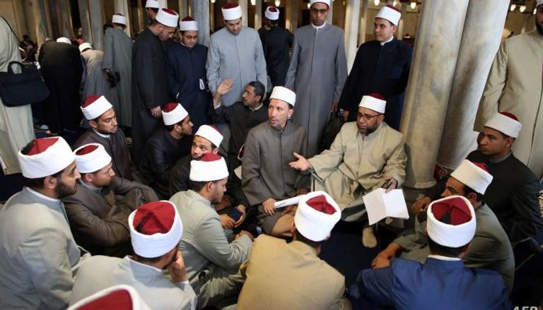 أئمة يجتمعون داخل مسجد - أرشيفية