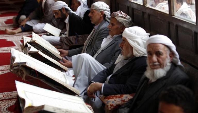 أئمة يجتمعون داخل مسجد - أرشيفية