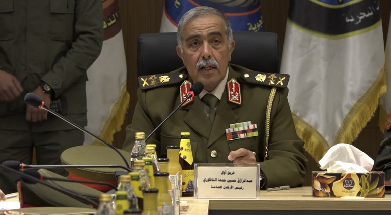 الفريق أول عبد الرازق الناظوري خلال الاجتماع جانب من أعمال اجتماع قيادات الجيش الليبي