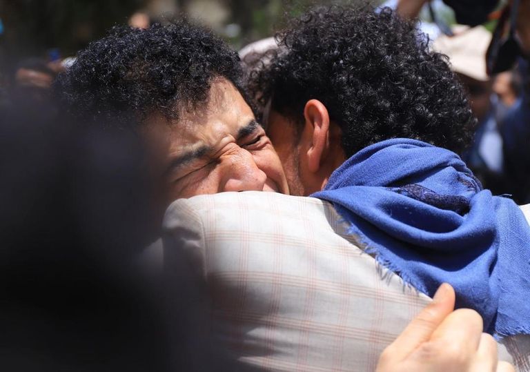 أسرى مفرج عنهم ضمن صفقة شملت نحو 900 أسير