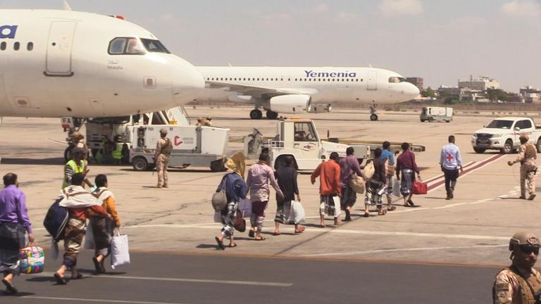 أسرى مفرج عنهم ضمن صفقة شملت نحو 900 أسير