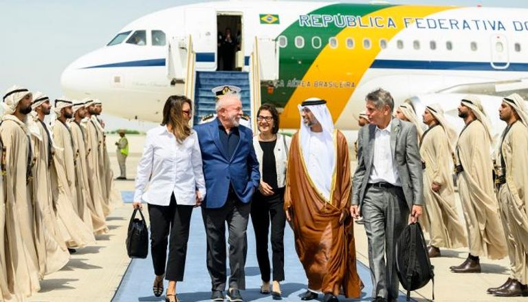 رئيس البرازيل لدى وصوله دولة الإمارات