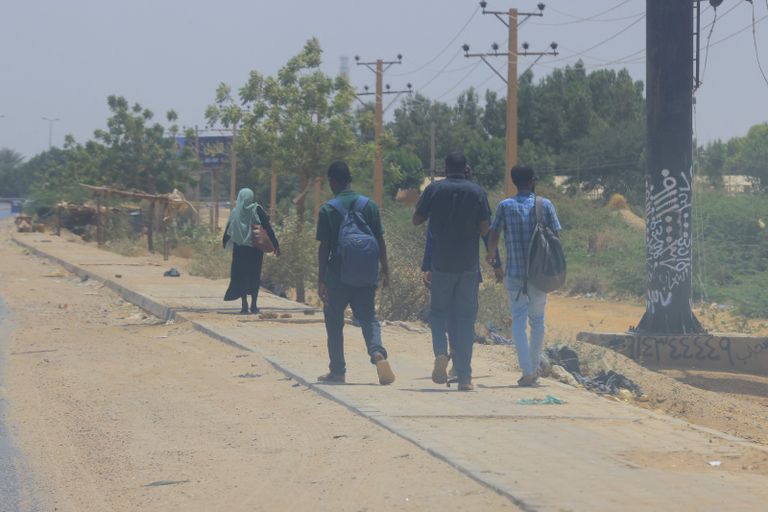 أعمدة دخان في الأفق فيما شوارع الخرطوم شبه خالية جراء الاشتباكات