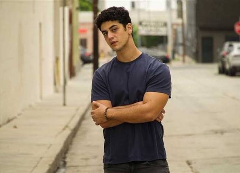 الفنانة يسرا مع الفنان المصري الشاب آدم الشرقاوي - أرشيفية