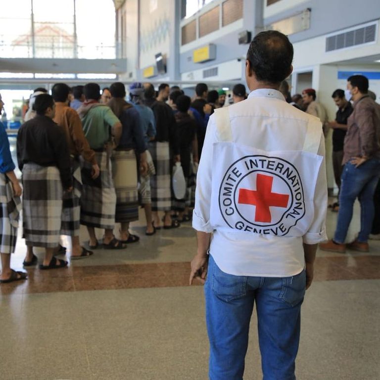 انطلاق طائرة أسرى حوثيين من مطار أبها لصنعاء