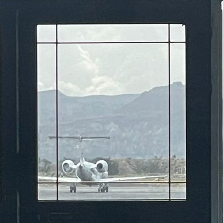 انطلاق طائرة أسرى حوثيين من مطار أبها لصنعاء