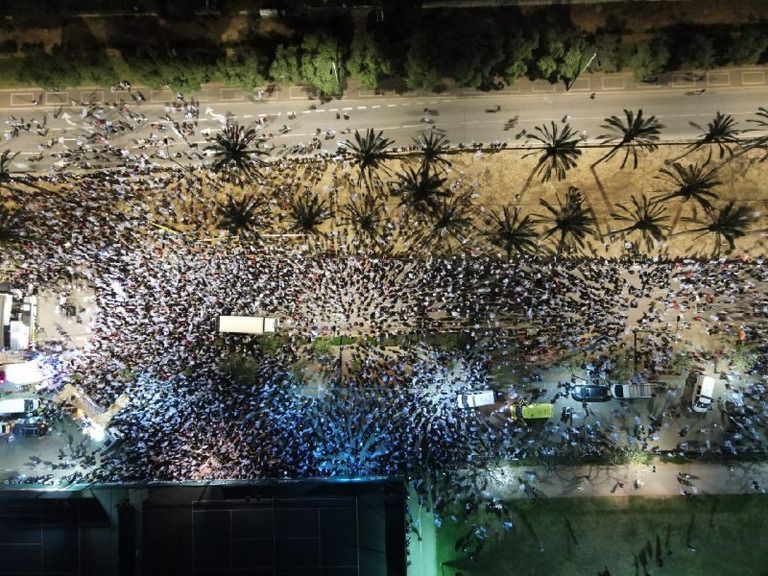 جانب من الاحتجاجات مساء اليوم السبت