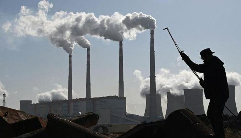 ثاني أكسد الكربون يخرج من مصنع - أرشيفية