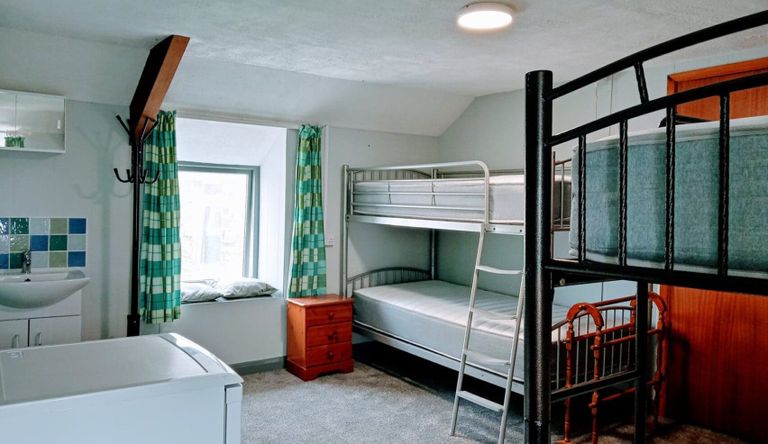 فندق "Dolphins Backpackers" أحد أفضل الفنادق في صن شاين كوست السياحة في صن شاين كوست.. محطات في أراضٍ مشرقة