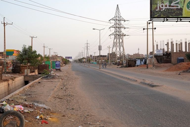 شوارع شبه خالية في أم درمان محلات مغلقة في أم درمان