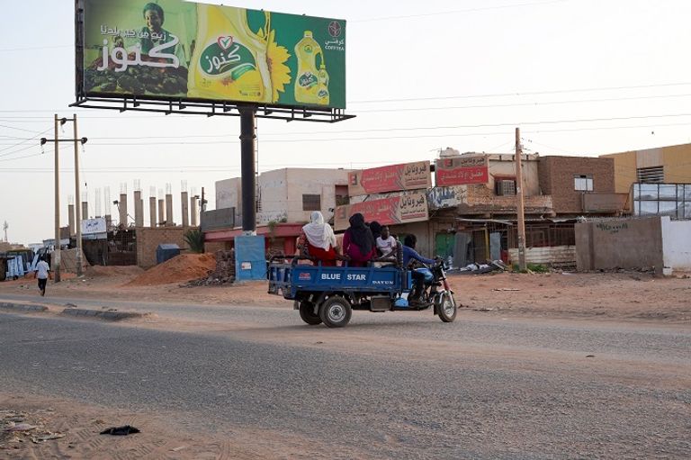 شوارع شبه خالية في أم درمان محلات مغلقة في أم درمان