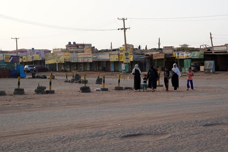 شوارع شبه خالية في أم درمان محلات مغلقة في أم درمان