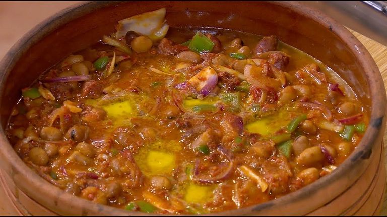 طبق فول بالسجق