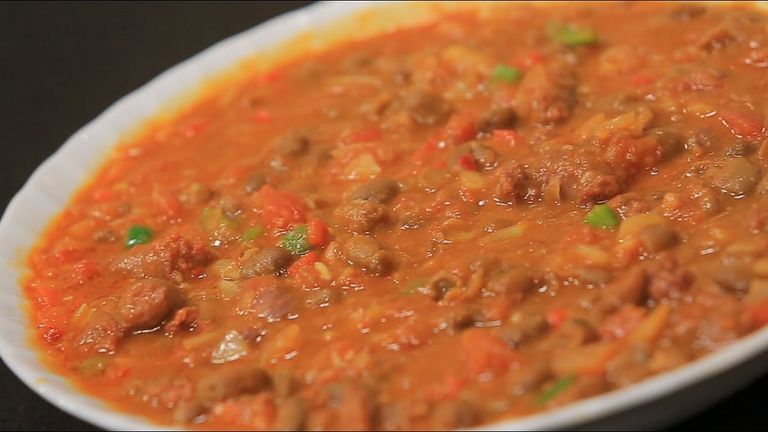 طبق فول بالسجق