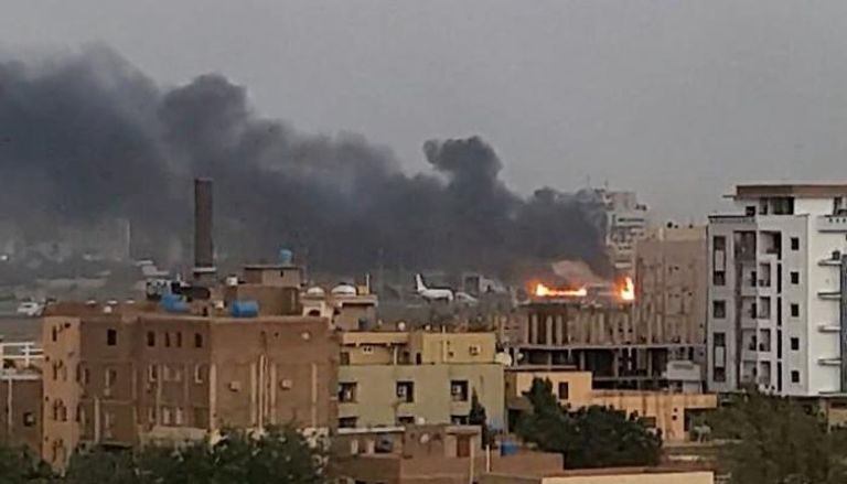 دخان يتصاعد من مدرج مطار الخرطوم الدولي مع اندلاع حريق