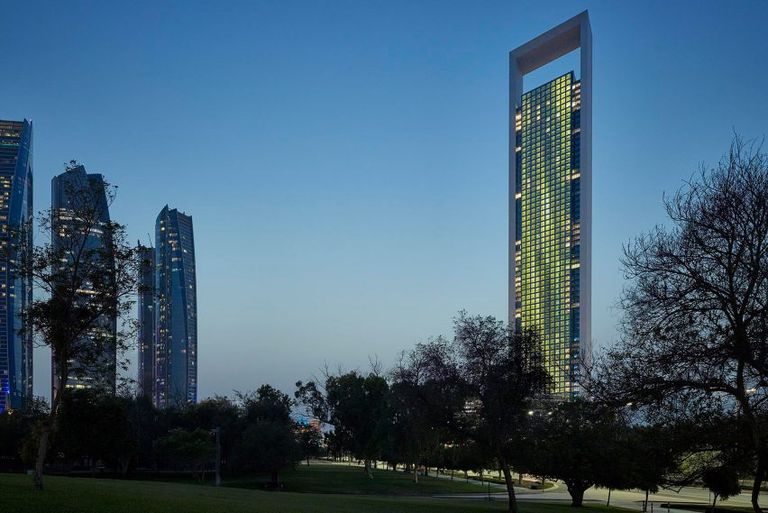 أشرف بيل هيلموث على تصميم شركة بترول أبوظبي الوطنية المعماري الراحل بيل هيلموث