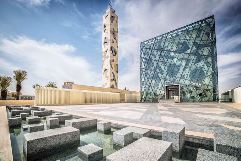 من بين مشاريعه مركز الملك عبد الله للدراسات والبحوث البترولية بالرياض المعماري الراحل بيل هيلموث