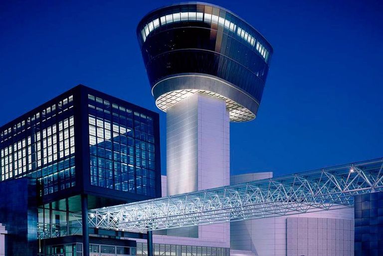 صمم هيلموث أيضًا مركز Steven F Udvar-Hazy في ولاية فرجينيا المعماري الراحل بيل هيلموث