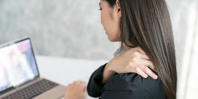 الجلوس الطويل أمام اللاب توب قد يصيب البعض بآلام الرقبة- أرشيفية