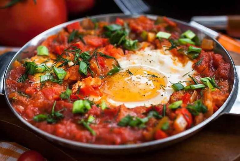 طبق شكشوكة بالسجق