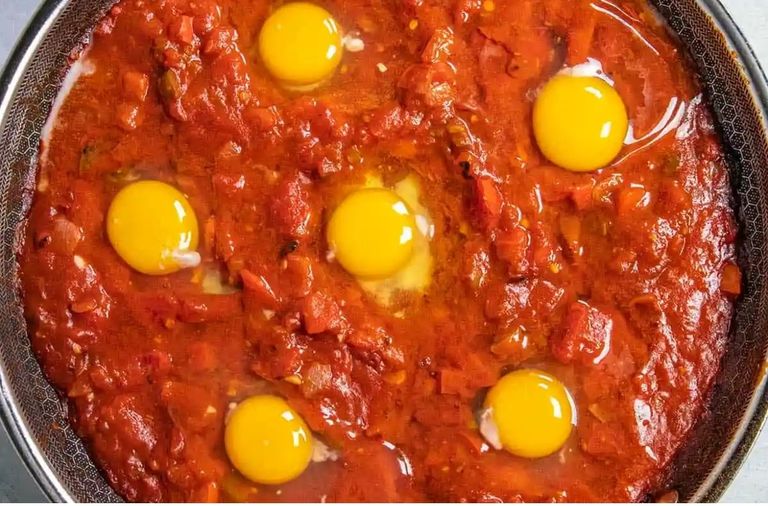 طبق شكشوكة بالسجق