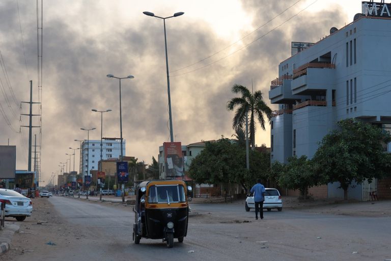 أعمدة الدخان تتصاعد في الخرطوم