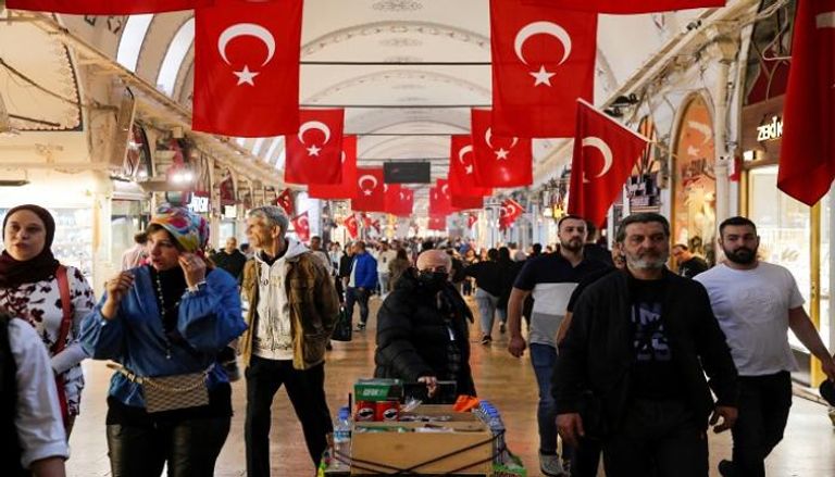أتراك يتسوقون في جراند بازار بإسطنبول - رويترز