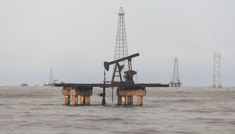 منصة نفطية في بحيرة ماراكايبو بفنزويلا - رويترز