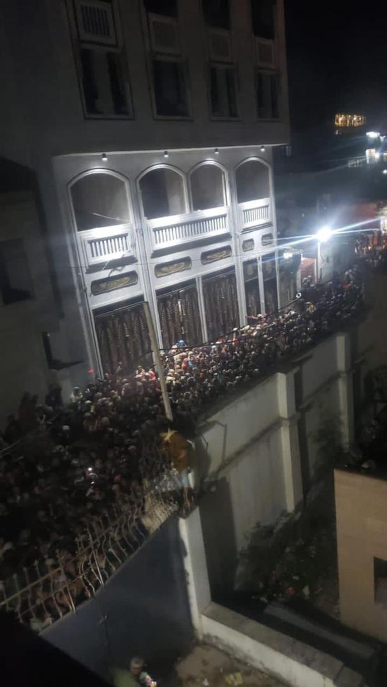 حشود من اليمنيين في انتظار الزكاة قبل وقوع المجزرة