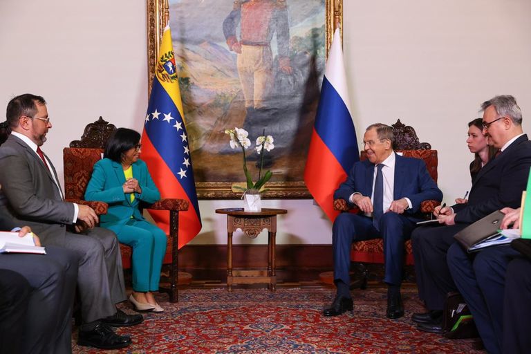 لافروف يعانق نائبة رئيس فنزويلا بعد