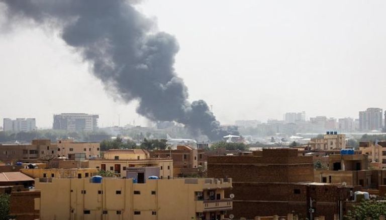 دخان يتصاعد من طائرة مشتعلة بمطار الخرطوم خلال اشتباكات بين الدعم السريع والجيش