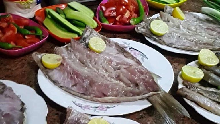 طبق يحوي قطعتين من الرنجة والليمون والخس