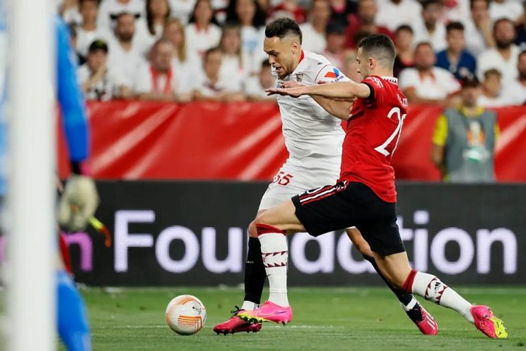 لوكا أوكامبوس يوسف النصيري يحتفل بالتسجيل