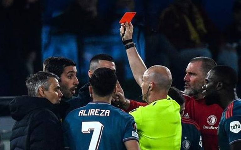 لحظة طرد مساعد مورينيو يوسف النصيري يحتفل بالتسجيل