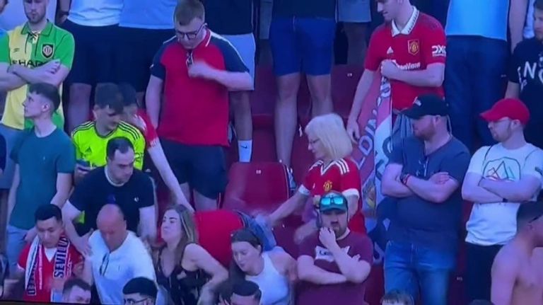 جماهير مانشستر يونايتد يوسف النصيري يحتفل بالتسجيل