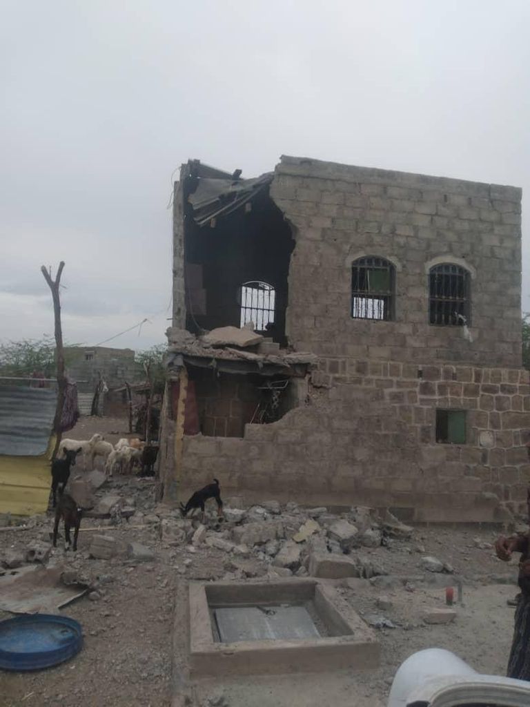 الدمار الذي لحق بالمنزل جراء قصف الحوثي