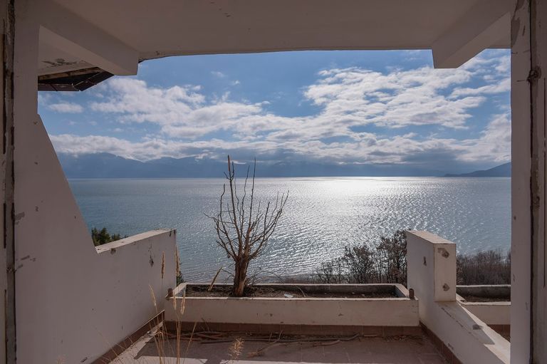 بحيرة بريسبا في جنوب شرق أوروبا