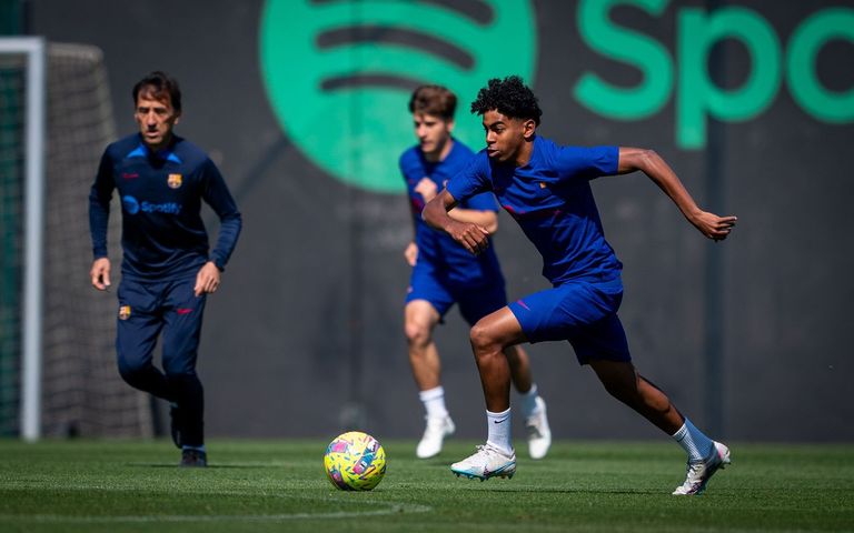 لامين يامال لامين يامال بقميص برشلونة