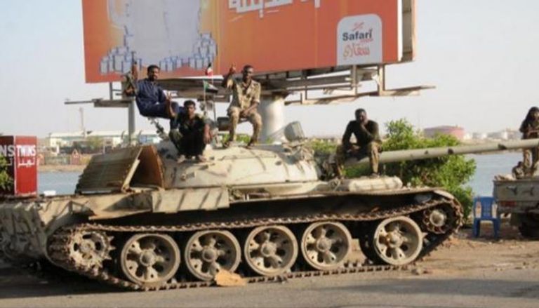 عناصر من الجيش السوداني يعتلون دبابة في الخرطوم