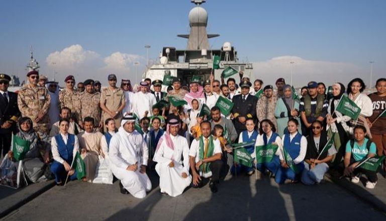 مجموعة من السعوديين ومواطني دول أخرى عقب إجلائهم من السودان